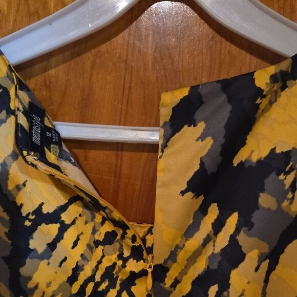 Black and Yellow Sheath Mini Dress with Crew Neck - Picture 7 of 8